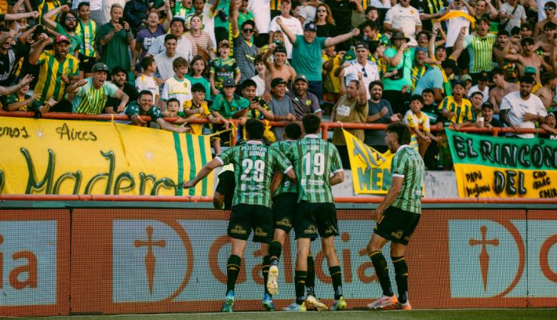 Aldosivi goleó a San Martín y aseguró su permanencia en Primera División
