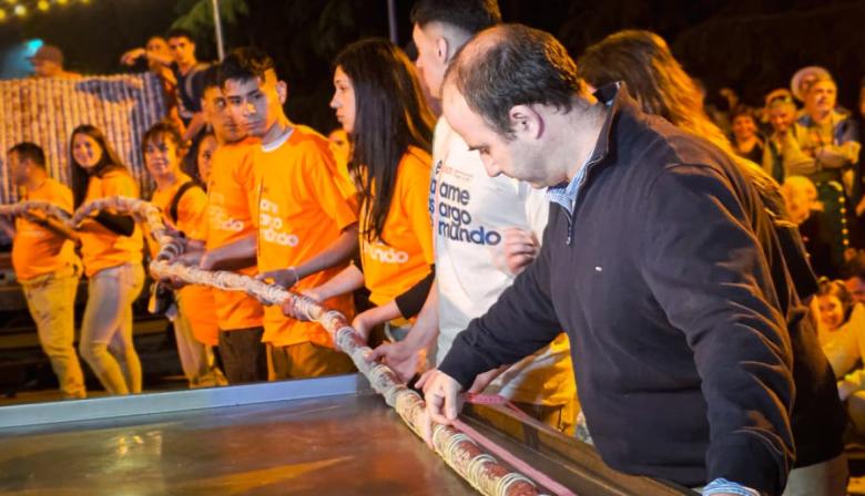 Tandil lo hizo de nuevo: elaboró un salame de casi 500 metros y recuperó el récord mundial 