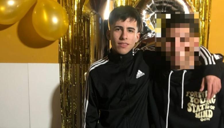 Un joven de 20 años fue asesinado de dos puñaladas y por el crimen buscan a su novia de 16