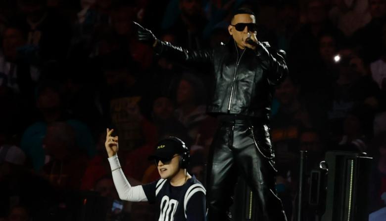 Bizarrap y Daddy Yankee en el entretiempo de la NFL en el Bernabéu: mirá el video