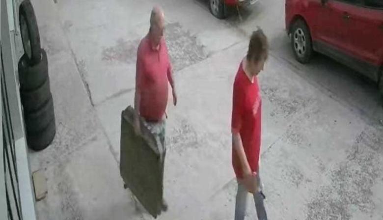 Trelew: empleados buscan a una pareja de abuelos para devolverles dinero pagado de más