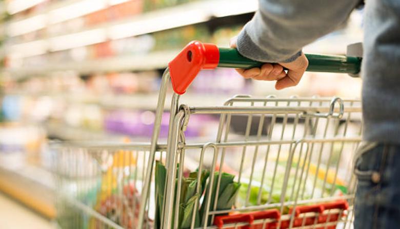 Leche, asado y yerba: cuánto más rindió el sueldo en el changuito durante 2025