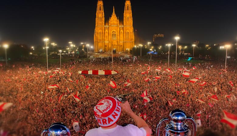 Estudiantes y un impresionante recibimiento en la Municipalidad de La Plata