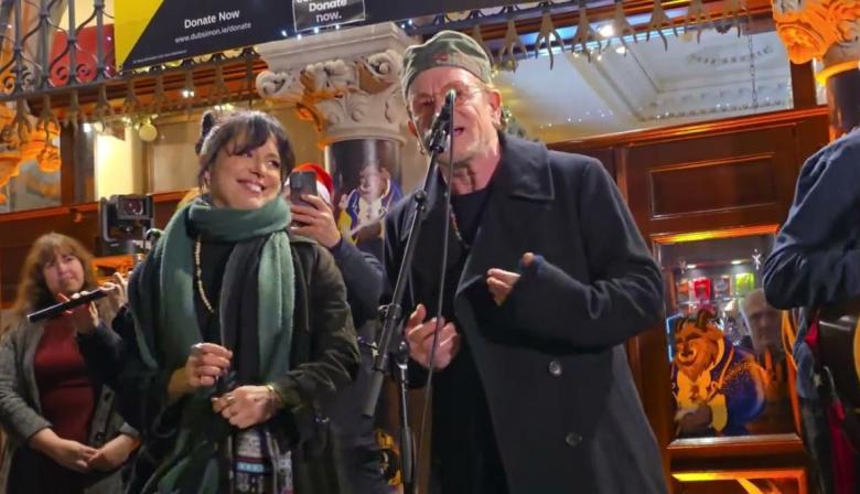 Bono de U2 aparece en el concierto anual de beneficencia
