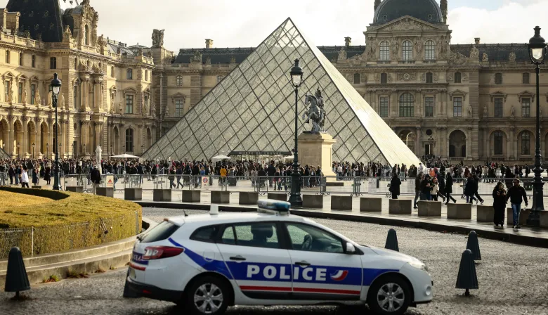 Detienen al cuarto sospechoso del robo al Louvre, pero el botín aún no aparece