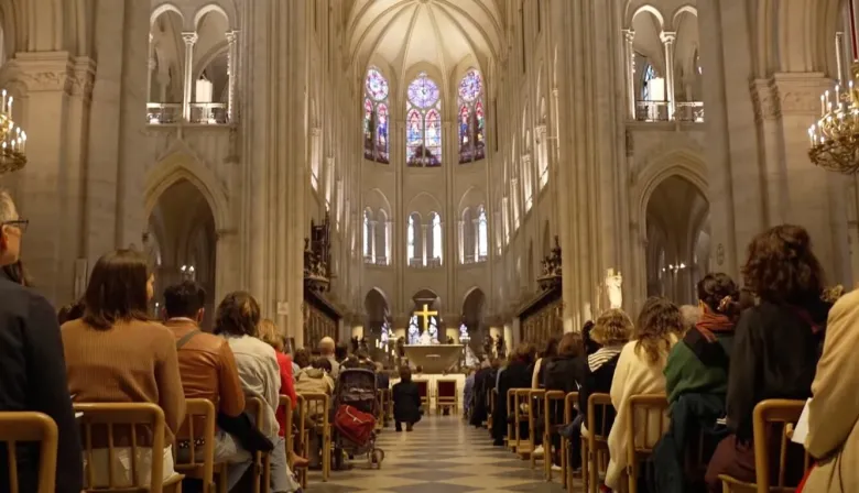 El carpintero que ayudó a salvar Notre Dame celebró su boda dentro de la catedral