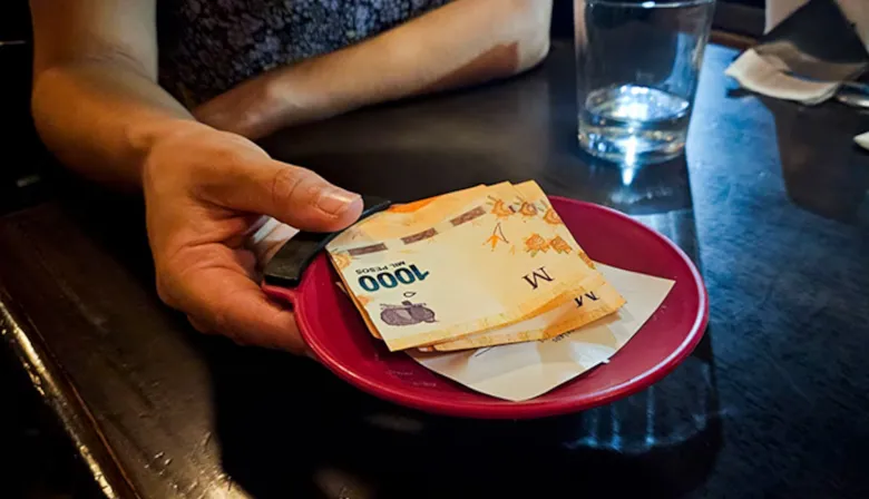 Propinas y ticket "transparente" en bares y hoteles: el proyecto que ingresó al Congreso