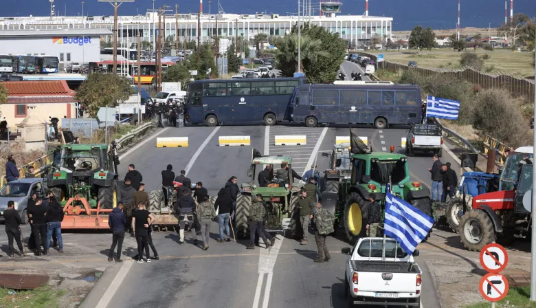Agricultores griegos paralizan carreteras, aeropuertos y fronteras por subsidios atrasados
