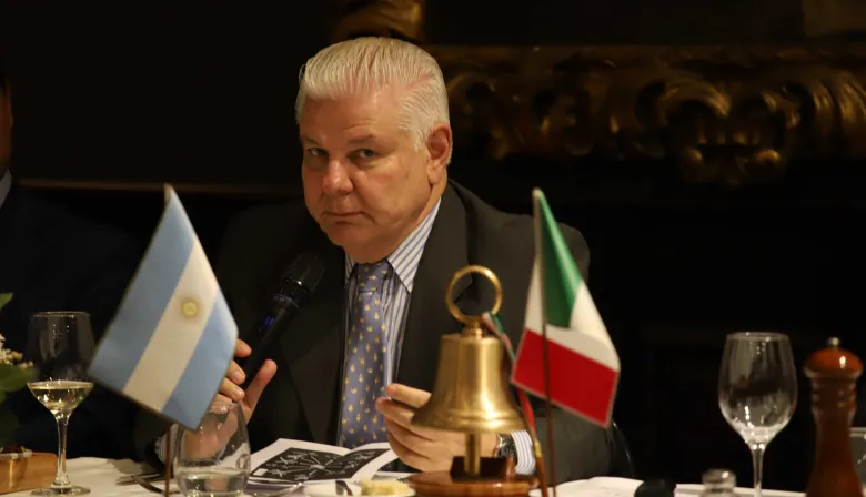 "Sin discusión": la insólita crítica de un senador libertario contra ChatGPT