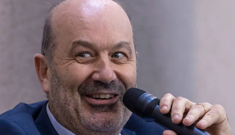 Sturzenegger sacó pecho por su gestión con una insólita foto: ¿guiño a Macri?