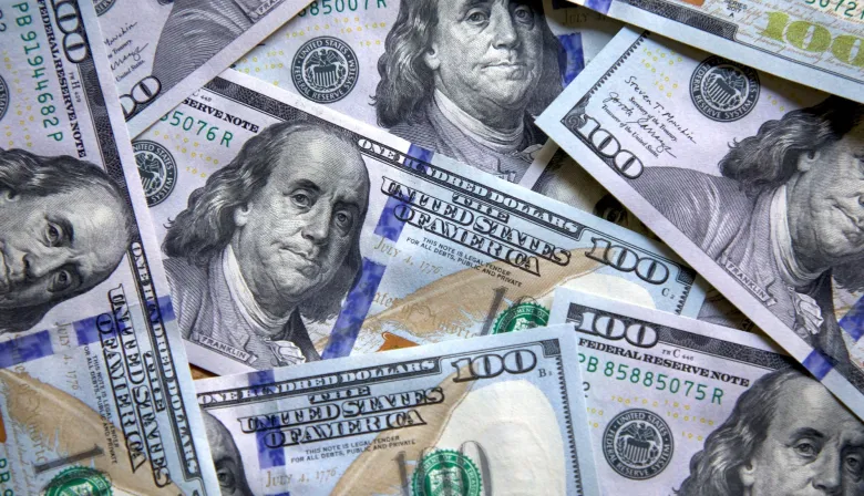 El dólar cede, en medio de rumores de ventas del BCRA