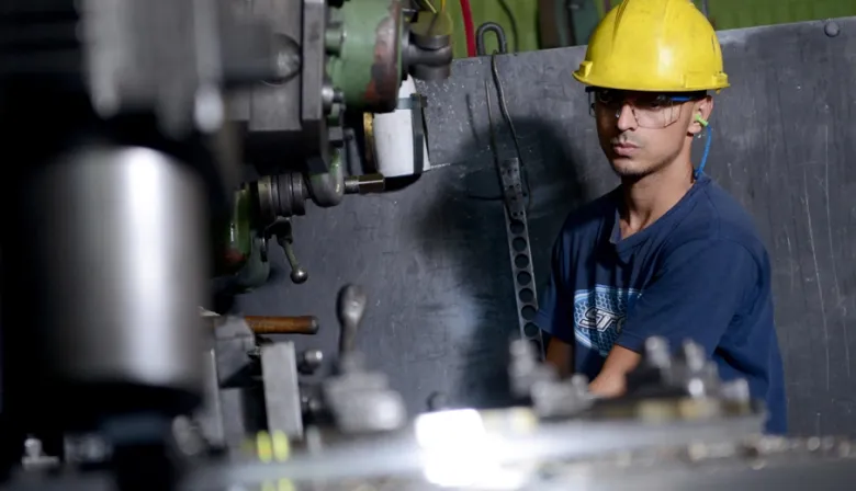 Reforma laboral de Milei: cómo será el blanqueo de empleados y la condonación de deudas