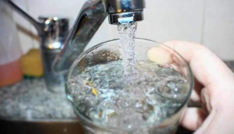 Agua garantizada aunque no pagues: qué propone el polémico proyecto en Diputados