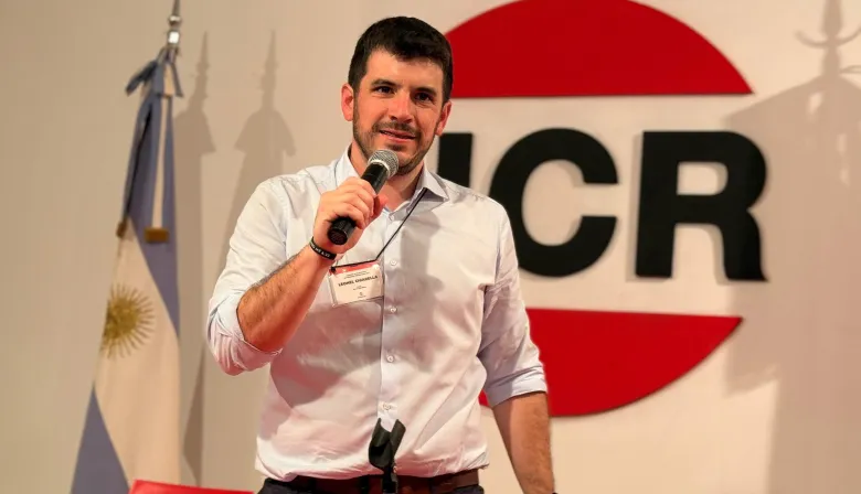 Leonel Chiarella asumió la presidencia de la UCR y crece la tensión con los radicales con peluca