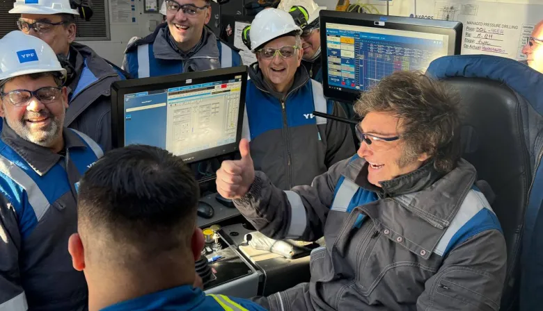 El mameluco de YPF que ya es marca Milei: qué contó sobre su uso diario