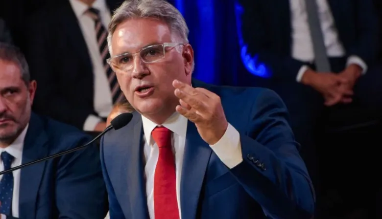 Llaryora patea el tablero para desactivar la bomba de la Caja de Jubilaciones de Córdoba