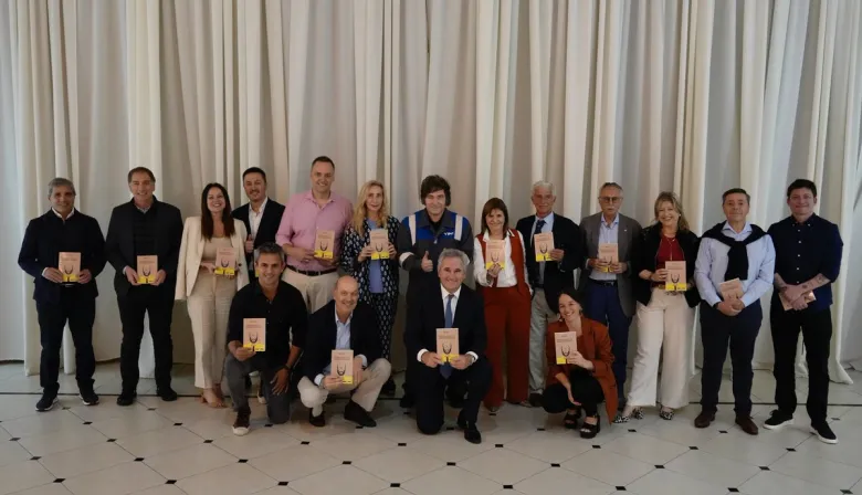 La obra libertaria que Milei repartió en la cena de fin de año y por qué inquieta