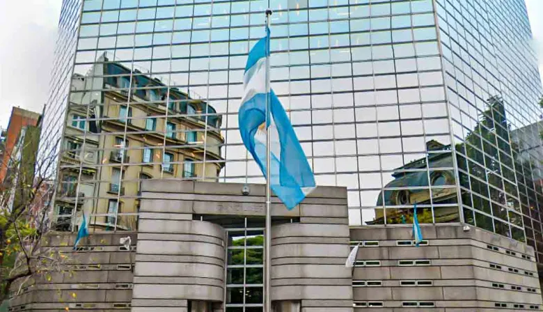 Revés para el Gobierno: la Justicia obliga a devolver un plus clave a diplomáticos