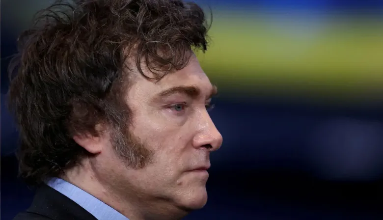 Milei cruzó al periodismo por la versión de una suba salarial al presidente: “Chimenteros”