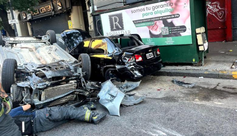 Balvanera: triple choque, auto volcado y un conductor prófugo