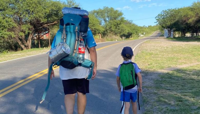 Un padre y su hijo viajaron a dedo a Santiago para ver a Racing y el club les regaló las entradas
