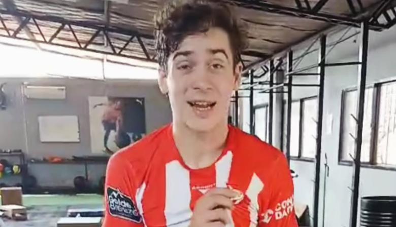 Franco Colapinto volvió a casa y posó con la camiseta del Club Atlético Pilar
