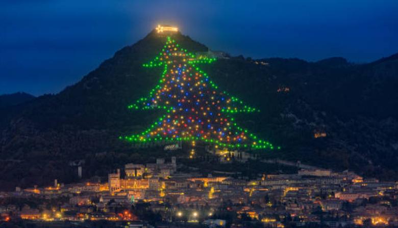 Italia enciende el árbol de Navidad más grande del mundo en Gubbio