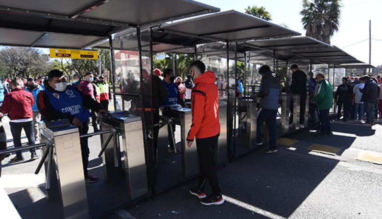 Imputan a una mujer por falsificar carnets de River para ingresar al estadio Mâs Monumental