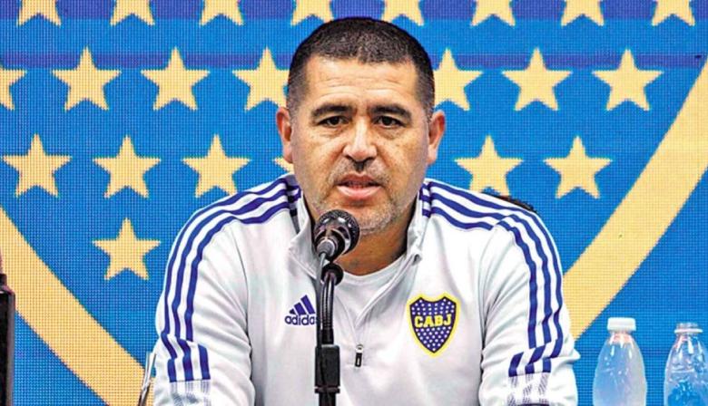 Boca busca un 9: Riquelme se comunicó por dos jugadores