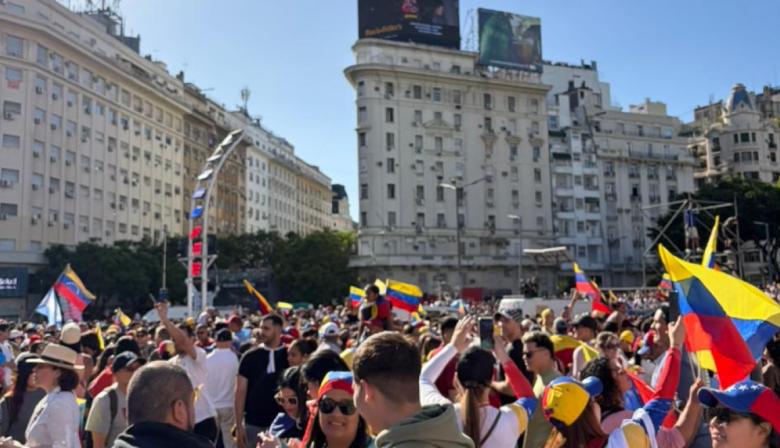 Venezolanos celebraron en el Obelisco y la izquierda protestó en la Embajada de EE.UU.