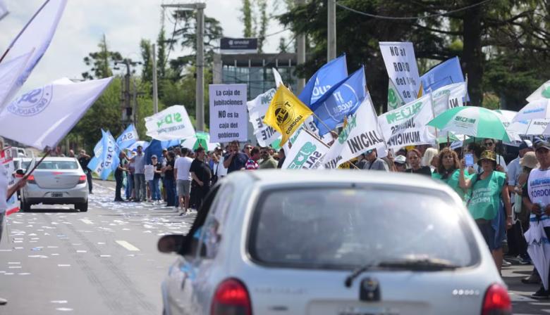 "Caravanazo" en Córdoba: el sorpresivo anuncio de los gremios contra Llaryora