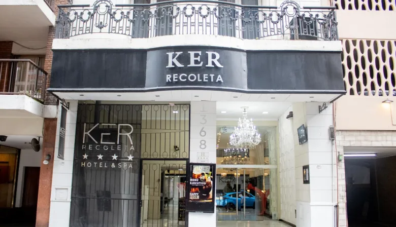 Hallaron muerta a una mujer y a su hijo de 7 años en la bañera de un hotel de Recoleta