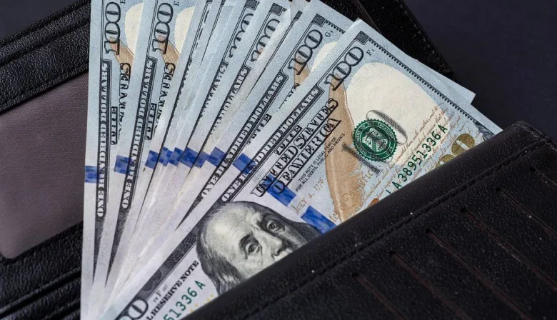 Dolar: el oficial baja $15 y el techo de la banda toca los $1.500