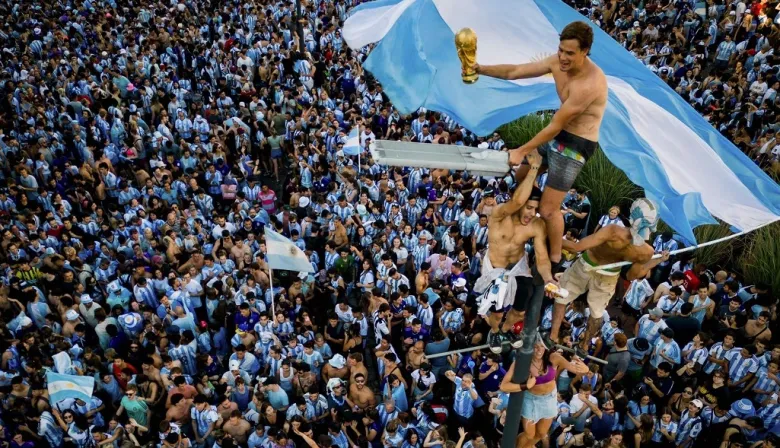 Fútbol, votos y TV Pública: la jugada de CFK, la promesa de Macri y el anuncio de Adorni