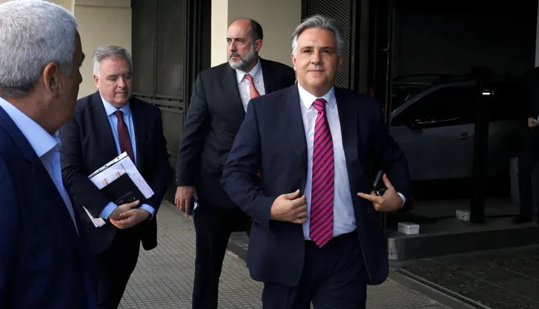 Córdoba: por qué Martín Llaryora sale a buscar USD 500 millones de apuro