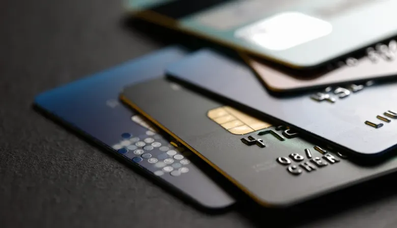 ¿Deudas de tarjeta de crédito? La oposición propone financiarlas con ANSES