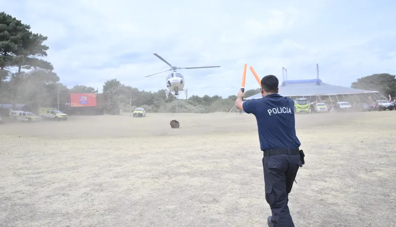 Incendios: Kicillof apareció en Necochea con 4.500 scouts y dejó una frase contra Milei