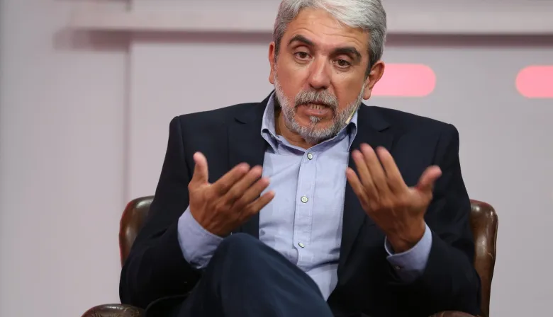 Silencio y polémica: el gesto de Aníbal Fernández contra Sturzenegger por la IA