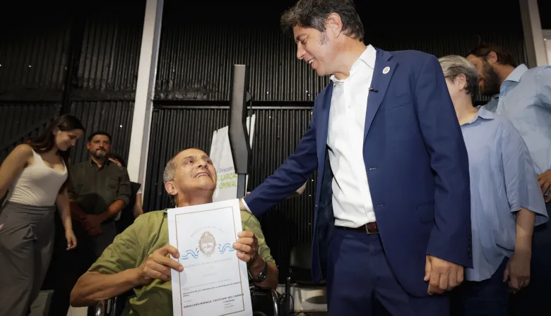 Kicillof entregó 700 escrituras en Avellaneda y soltó un aviso a Milei