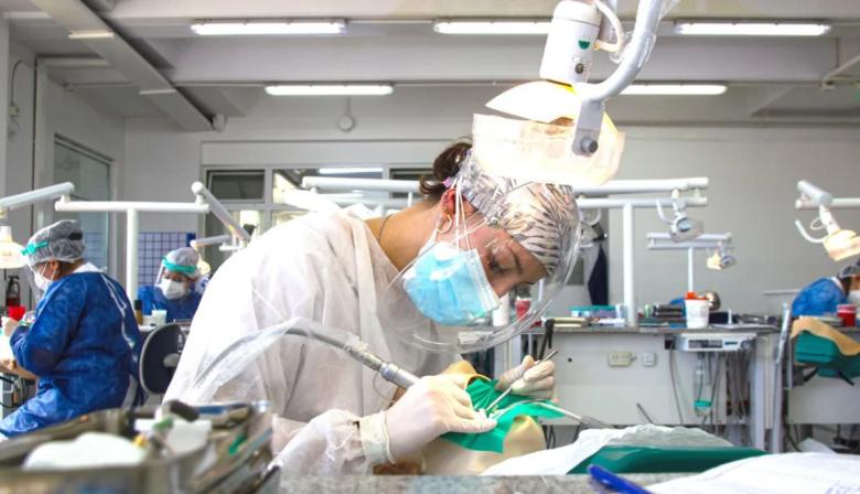 El Hospital Odontológico de la UBA atiende en verano: largas filas y precios congelados