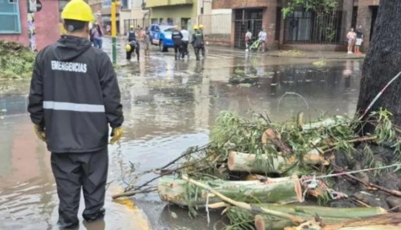 Un fuerte temporal en Salta causó inundaciones, granizo y voladura de techos