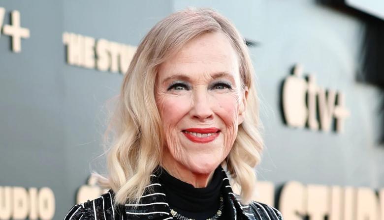 A los 71 años murió Catherine O'Hara, la estrella de Mi pobre angelito