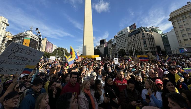 Venezolanos en Argentina se concentran en el Obelisco tras la captura de Maduro