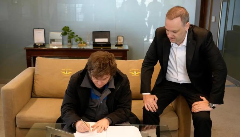 CGT y Gobierno negocian la reforma laboral de Milei: qué puede cambiar en febrero