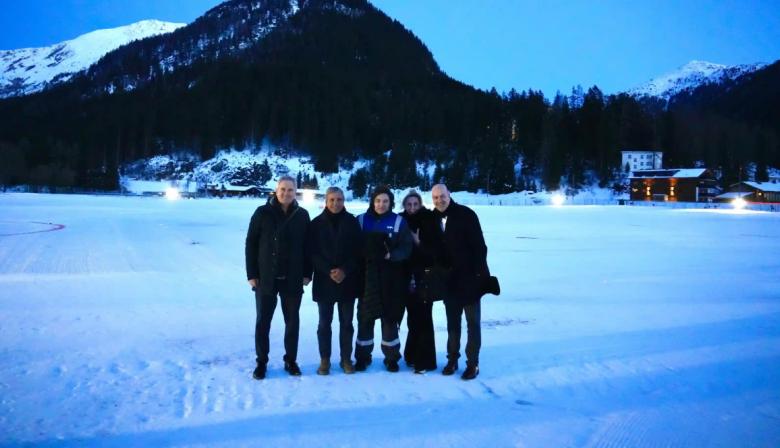 Milei aterrizó en Davos con el mameluco de YPF: la razón detrás de su vestimenta