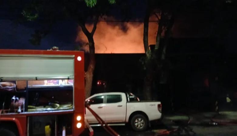 Incendio en Villa Urquiza: evacuación masiva y derrumbe en una fábrica textil durante la madrugada