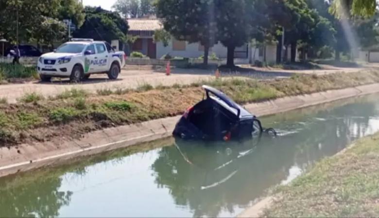 Tragedia en Río Negro: un bebé murió tras el vuelco de un auto en un canal de riego