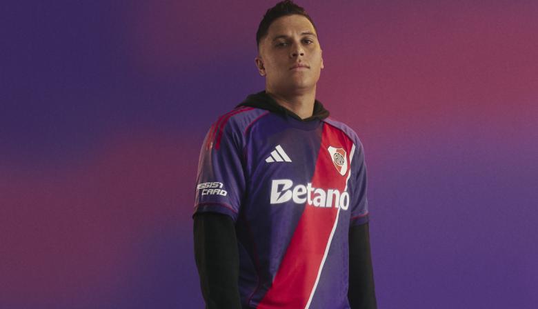 River, Adidas y la camiseta violeta con banda roja: la historia oculta detrás del color