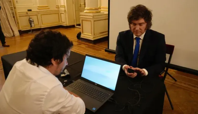 Presentan el nuevo DNI electrónico y el pasaporte: Milei fue el primero en tramitarlo