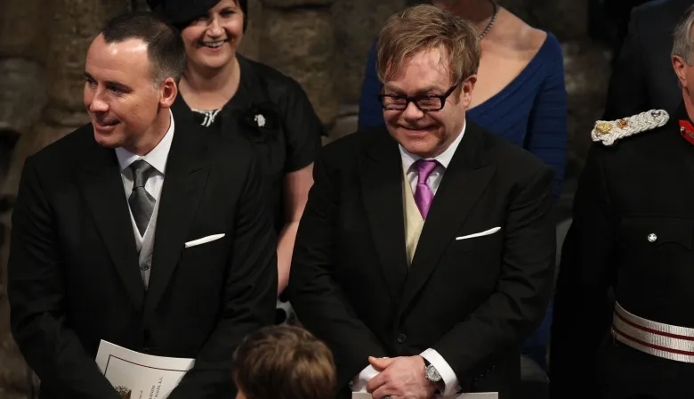 David Furnish acusa al Daily Mail de acoso ilegal y ataques homofóbicos